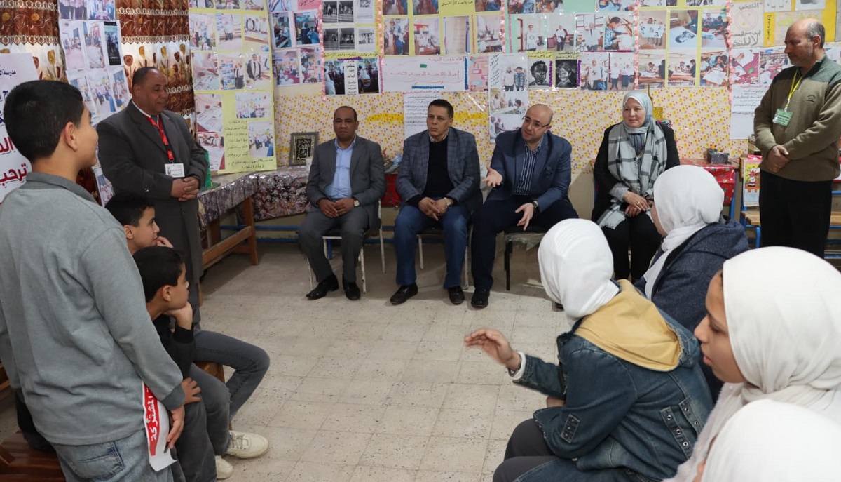 طلاب الميمون يحاكون نظام التقييم الأسبوعي في حضور المحافظ